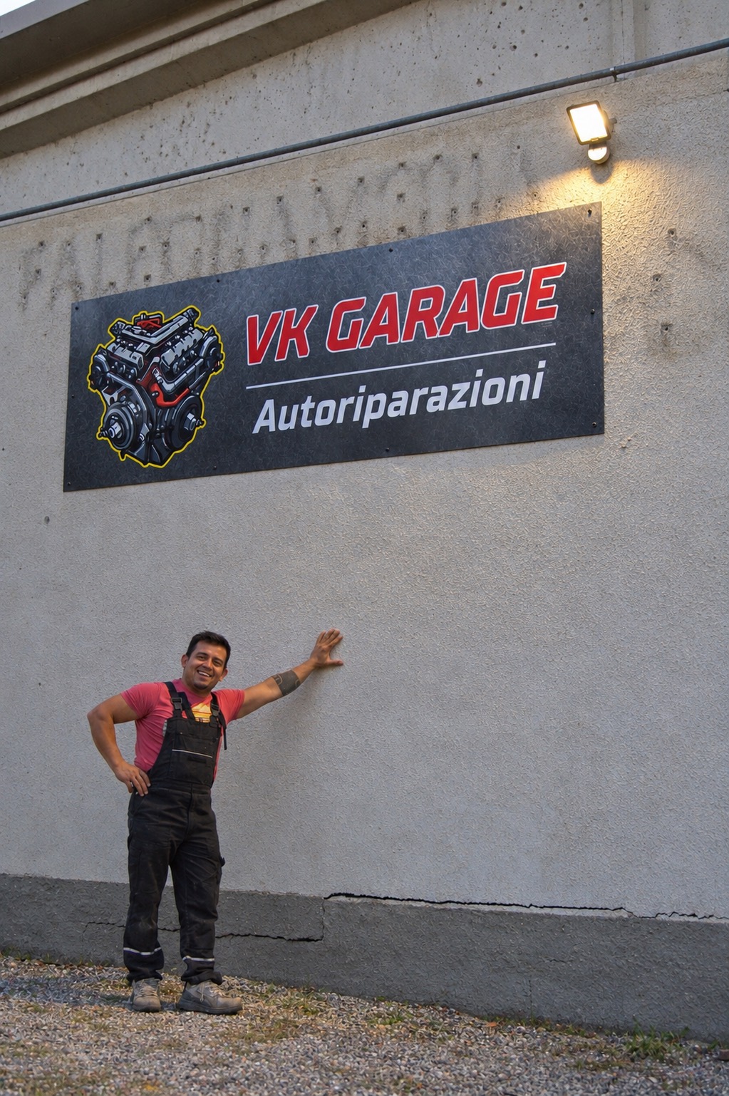 Villalta Kevin indica l'insegna VK Garage Autoriparazioni